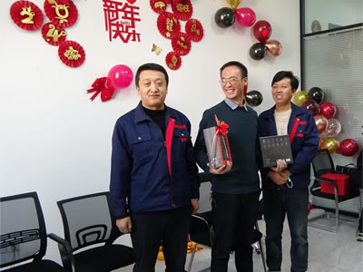 优秀员工领奖