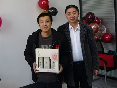 优秀员工领奖